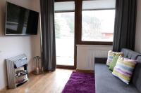 Televízia a/alebo spoločenská miestnosť v ubytovaní Apartamenty Kora
