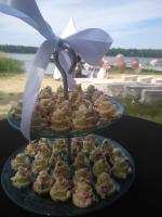 a plate of cupcakes on a table with a bow at Störitzland Betriebsgesellschaft mbH in Grünheide