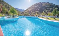 a swimming pool with a mountain in the background at Finca El Huertezuelo in El Bosque
