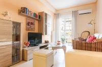 Televízia a/alebo spoločenská miestnosť v ubytovaní Athens Casa Bonita