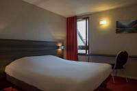 a hotel room with a bed and a window at The Originals City, Hôtel Amys, Tarbes Sud (Inter-Hotel) in Odos
