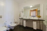 Uma casa de banho em Luna Hotel Serra da Estrela