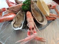 ein Teller mit Meeresfrüchten mit Hummer und Zitrone in der Unterkunft L'Espadon in Saint-Jean-de-Monts