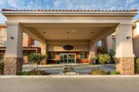 una vista frontal de un hotel con un edificio en The Oaks Hotel &amp; Suites, en Paso Robles