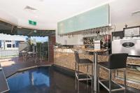 ブリスベンにあるComfort Inn & Apartments Northgate Airportの青い床のレストラン内のバー