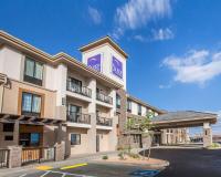 Un hotel con un cartel al costado. en Sleep Inn &amp; Suites Page at Lake Powell, en Page