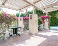 un patio con mesas y sillas bajo una pérgola en Comfort Suites Palm Desert I-10, en Palm Desert