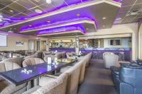 un restaurante con techos morados, mesas y sillas en Quality Inn &amp; Suites High Level, en High Level