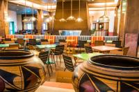 Un restaurante o sitio para comer en Disney Hotel Santa Fe