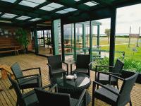 Un restaurante u otro lugar para comer en Baudins Accommodation