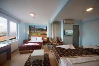 A bed or beds in a room at Hotel Akcinar