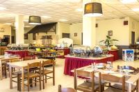 een restaurant met tafels en stoelen en een buffet bij Azureva Fournols in Fournols