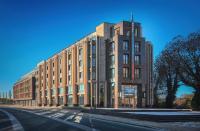 Un gran edificio de ladrillo al costado de una calle. en Grand Hotel Valies, en Roermond