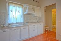 Kuchyňa alebo kuchynka v ubytovaní Villa Bonriposo by PosarelliVillas