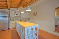 Kuchyňa alebo kuchynka v ubytovaní Villa Bonriposo by PosarelliVillas