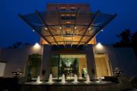 un edificio con una fuente de agua en frente en Blue Diamond Pune IHCL SeleQtions, en Pune