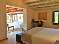 Postel nebo postele na pokoji v ubytování Hotel Masia La Palma