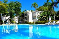 una gran piscina frente a un edificio en Tropical Casa Laguna, en Cabarete