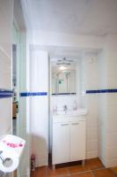 Koupelna v ubytování Apartment Vacarisses Torreblanca Estación, Piscina Privada