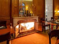 Mignaloux-BeauvoirにあるGarrigae Manoir de Beauvoir Poitiers Sud - Hotel & Spaの暖炉付きレストラン