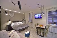 Televízia a/alebo spoločenská miestnosť v ubytovaní Apartamenty Sjesta Centrum