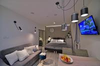 Televízia a/alebo spoločenská miestnosť v ubytovaní Apartamenty Sjesta Centrum