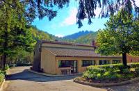 een huis met een tafel en stoelen ervoor bij Locanda Le Panche in Pistoia