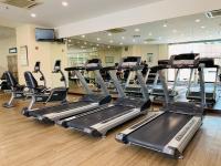 ein Fitnessstudio mit Laufbändern und Crosstrainern in der Unterkunft KL Service Suites at Times Square KL in Kuala Lumpur