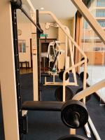 einen Fitnessraum mit einem Quadratkilometerständer und Gewichten in der Unterkunft KL Service Suites at Times Square KL in Kuala Lumpur