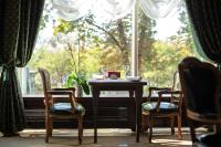 una mesa y sillas frente a una ventana en Hotel Kyiv, en Kiev