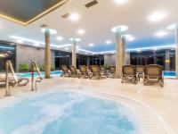 Bazén v ubytovaní Lux Apartment Kołobrzeg Polanki Park alebo v jeho blízkosti