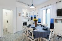 Televízia a/alebo spoločenská miestnosť v ubytovaní Apartments Porat Vela Podgora