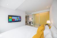 Postel nebo postele na pokoji v ubytování Yello Rooms Hotel Victory Monument
