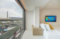 TV a/nebo společenská místnost v ubytování Yello Rooms Hotel Victory Monument