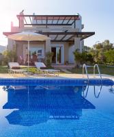 Bazén v ubytování Evergreen Seaside Villa with private pool nebo v jeho okolí