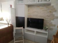 Televízia a/alebo spoločenská miestnosť v ubytovaní Lory's home near Rome, Giubileo 2025