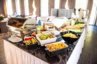 ein Buffet mit vielen verschiedenen Obst- und Gemüsesorten in der Unterkunft Grand Laola Spa in Pobierowo