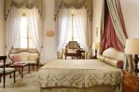 Palazzo Niccolini al Duomo Residenza D'Epocaにあるベッド