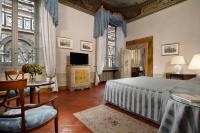 Palazzo Niccolini al Duomo Residenza D'Epocaにあるテレビまたはエンターテインメントセンター