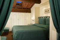 Palazzo Niccolini al Duomo Residenza D'Epocaにあるベッド
