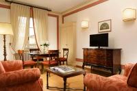 Palazzo Niccolini al Duomo Residenza D'Epocaにあるテレビまたはエンターテインメントセンター