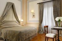 Palazzo Niccolini al Duomo Residenza D'Epocaにあるベッド