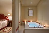 Palazzo Niccolini al Duomo Residenza D'Epocaにあるベッド