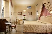 Palazzo Niccolini al Duomo Residenza D'Epocaにあるベッド