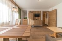 A television and/or entertainment centre at Das Hochegg - Apartments