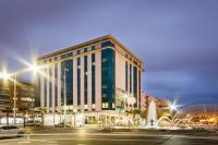 Un gran edificio con una fuente delante. en Hotel Asset Torrejón, en Torrejón de Ardoz