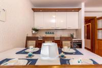 Kuchyň nebo kuchyňský kout v ubytování Apartments Lulic