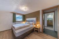 A bed or beds in a room at Das Hochegg - Apartments