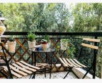A balcony or terrace at Stefanias sunny Acropolis Studio on Drakou pedestrian