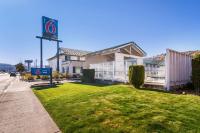un edificio con una señal a un lado de la carretera en Motel 6-The Dalles, OR, en The Dalles